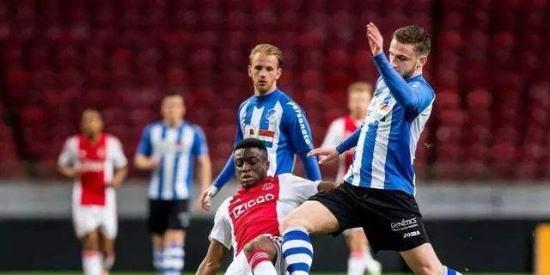 德天空：莱比锡在与中场施拉格尔谈合同，俱乐部决心与他续约.